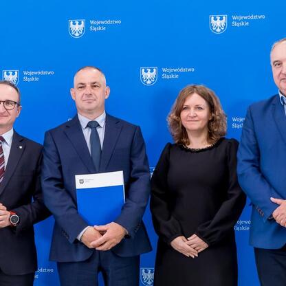 Grzegorz Boski, wicemarszałek Województwa Śląskiego, wraz z Marekiem Bieniekiem, przewodniczącym Komisji Rolnictwa i Terenów Wiejskich Sejmiku Województwa Śląskiego, uczestniczy w uroczystym przekazan (wygenerowano przez AI)