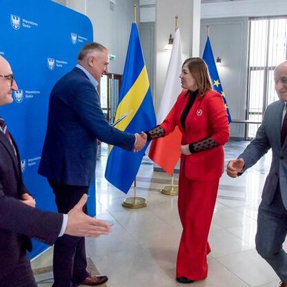 Wicemarszałek Grzegorz Boski i Marek Bieniek uczestniczą w uroczystym przekazaniu umów na modernizację dróg dojazdowych do terenów wiejskich. (wygenerowano przez AI)