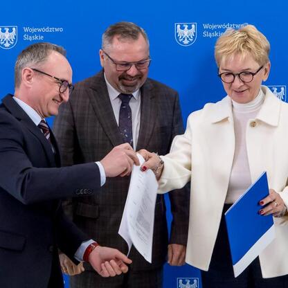 Wicemarszałek Grzegorz Boski prezentuje umowy modernizacji dróg dojazdowych do terenów wiejskich. (wygenerowano przez AI)