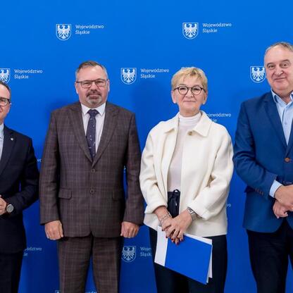 Grzegorz Boski, wicemarszałek Województwa Śląskiego, podczas uroczystego przekazania umów na modernizację dróg dojazdowych do terenów wiejskich. (wygenerowano przez AI)