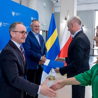 Wicemarszałek Grzegorz Boski i Marek Bieniek podczas ceremonii modernizacji dróg wiejskich. (wygenerowano przez AI)