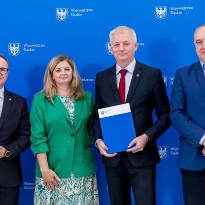 Grzegorz Boski, wicemarszałek Województwa Śląskiego, wręcza umowy na modernizację dróg do przedstawicielom samorządów. (wygenerowano przez AI)