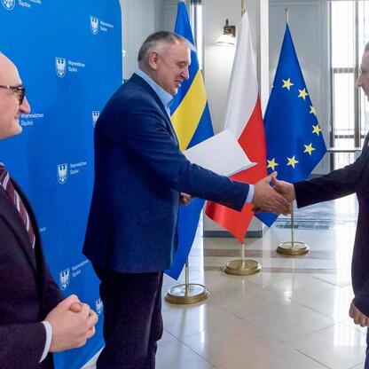 Grzegorz Boski, wicemarszałek Województwa Śląskiego, podczas uroczystego przekazania umów na modernizację dróg dojazdowych do terenów wiejskich. (wygenerowano przez AI)