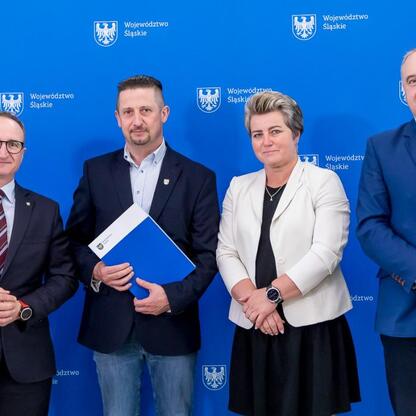 Grzegorz Boski, wicemarszałek Województwa Śląskiego, wraz z Marekiem Bieniekiem, przewodniczącym Komisji Rolnictwa i Terenów Wiejskich Sejmiku Województwa Śląskiego, uczestniczy w uroczystym przekazan (wygenerowano przez AI)