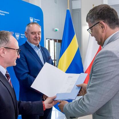 Wicemarszałek Grzegorz Boski i Marek Bieniek uczestniczą w ceremonii modernizacji dróg wiejskich w Silesia. (wygenerowano przez AI)