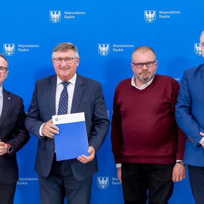 Grzegorz Boski, wicemarszałek Województwa Śląskiego, prezentuje dokumenty, podczas uroczystości w Urzędzie Marszałkowskim. (wygenerowano przez AI)