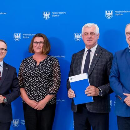 Grzegorz Boski, wicemarszałek Województwa Śląskiego, wraz z Marekiem Bieniekiem, przewodniczącym Komisji Rolnictwa i Terenów Wiejskich Sejmiku Województwa Śląskiego, uczestniczy w uroczystym przekazan (wygenerowano przez AI)