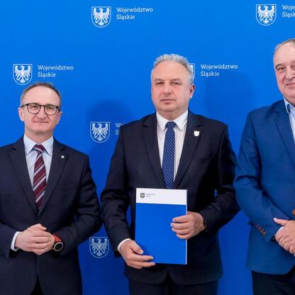 Grzegorz Boski, wicemarszałek Województwa Śląskiego, wręcza umowy na modernizację dróg do przedstawicielom samorządów. (wygenerowano przez AI)