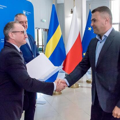 Grzegorz Boski i Marek Bieniek podczas ceremonii wręczenia umów na modernizację dróg dojazdowych do terenów wiejskich województwa śląskiego. (wygenerowano przez AI)