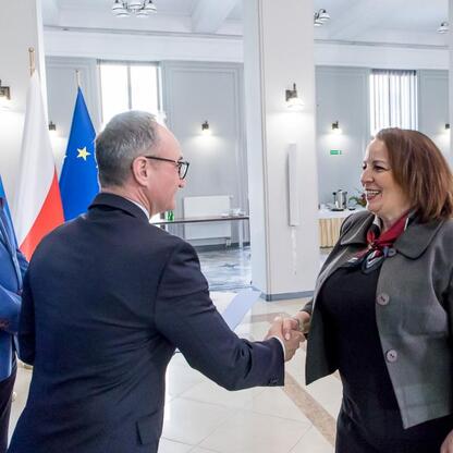 Wicemarszałek Grzegorz Boski i Marek Bieniek podczas ceremonii podpisania umów na modernizację dróg dojazdowych do terenów wiejskich w Urzędzie Marszałkowskim Województwa Śląskiego. (wygenerowano przez AI)