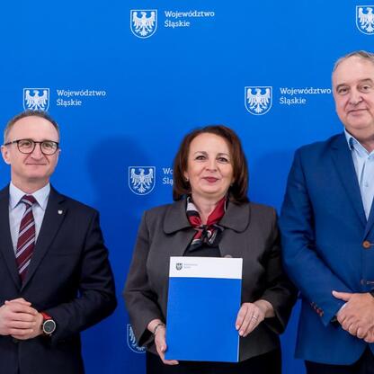 Grzegorz Boski, wicemarszałek Województwa Śląskiego, wraz z Marekiem Bieniekiem, przewodniczącym Komisji Rolnictwa i Terenów Wiejskich Sejmiku Województwa Śląskiego, podczas uroczystego przekazania um (wygenerowano przez AI)