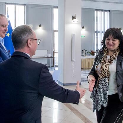 Oficjalna prezentacja umów modernizacji dróg dojazdowych do terenów wiejskich w Urzędzie Marszałkowskim Województwa Śląskiego. (wygenerowano przez AI)