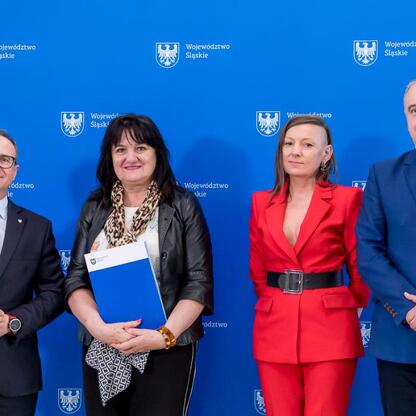 Wicemarszałek Grzegorz Boski i przedstawiciele samorządów podczas uroczystego przekazania umów na modernizację dróg dojazdowych do terenów wiejskich województwa śląskiego. (wygenerowano przez AI)