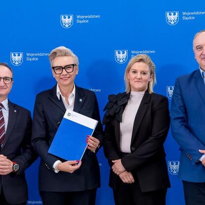 Grzegorz Boski, wicemarszałek Województwa Śląskiego, podczas uroczystego przekazania umów na modernizację dróg dojazdowych do terenów wiejskich. (wygenerowano przez AI)