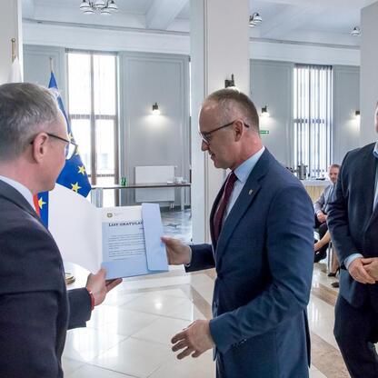 Uroczyste przekazanie umów w Urzędzie Marszałkowskim Województwa Śląskiego. (wygenerowano przez AI)