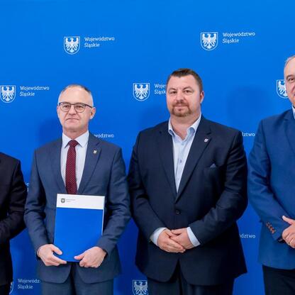 Grzegorz Boski, wicemarszałek Województwa Śląskiego, podczas ceremonii wręczenia umów na modernizację dróg dojazdowych do terenów wiejskich. (wygenerowano przez AI)