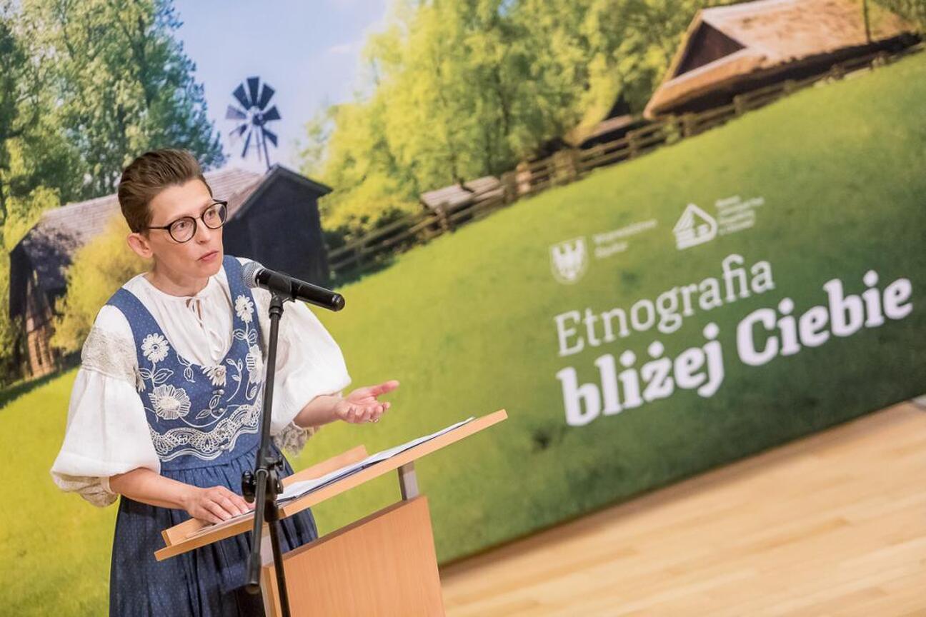 Jubileusz 50-lecia Muzeum "Górnośląski Park Etnograficzny w Chorzowie" z wystawą "Ślady Pokoleń". (wygenerowano przez AI)
