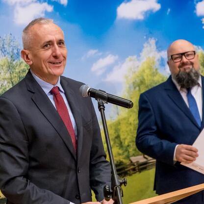 Wicemarszałek Leszek Pietraszek przemawia na jubileuszowym uroczystości 50-lecia Muzeum 