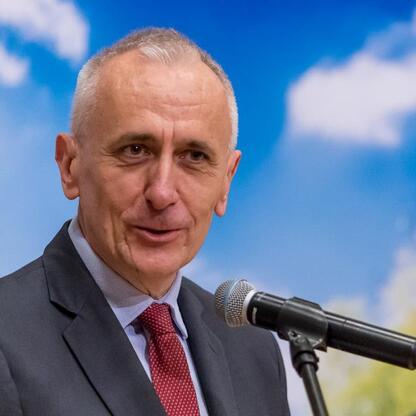 Wicemarszałek Leszek Pietraszek przemawia na gali jubileuszowej 50-lecia Muzeum 
