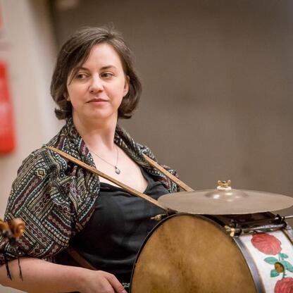 Zaprezentowano tradycyjny instrument muzyczny podczas jubileuszu 50-lecia Muzeum „Górnośląski Park Etnograficzny w Chorzowie”. (wygenerowano przez AI)