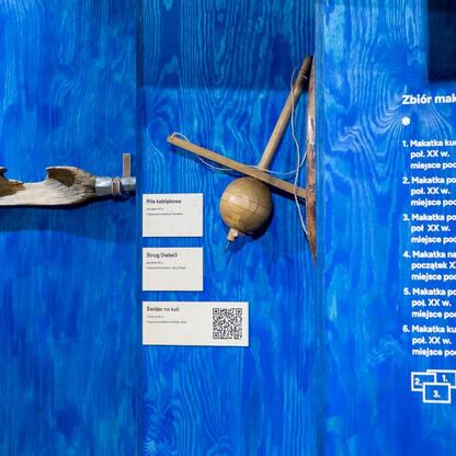 Wystawa tradycyjnych narzędzi w Muzeum Górnego Śląska. (wygenerowano przez AI)