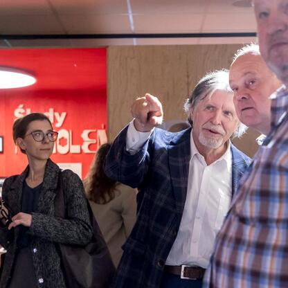 Jubileusz 50-lecia Muzeum Górnego Śląska w Chorzowie. Uczestnicy i eksponaty na wystawie. (wygenerowano przez AI)