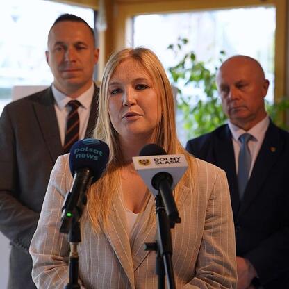 Joanna Bojczuk, Członek Zarządu Województwa Śląskiego, przemawia na konferencji prasowej w Odra Centrum. (wygenerowano przez AI)
