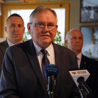 Wśród oficjalnych rozmów o przyszłości Oderu w Odra Centrum udział wzięli przedstawiciele pięciu województw. (wygenerowano przez AI)