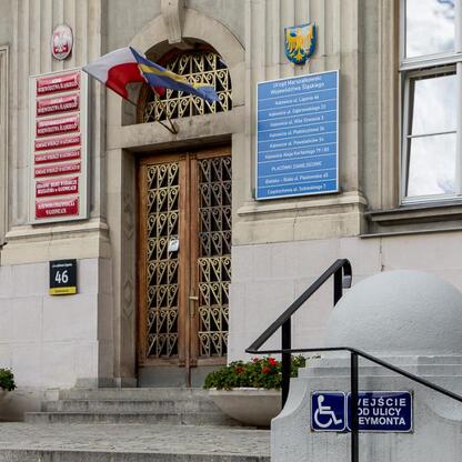Wejście do Urzędu Marszałkowskiego Województwa Śląskiego w Katowicach, z godzinami pracy do 13:00 w dniu 30 maja 2025. (wygenerowano przez AI)