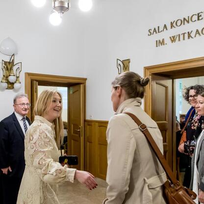 Zwycięzcy Nagród Marszałka Województwa Śląskiego za Wydarzenie Muzealne 2024 otrzymali nagrody z rąk Joanny Bojczuk. (wygenerowano przez AI)