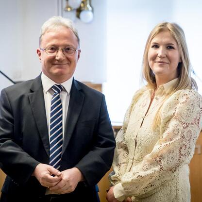 Joanna Bojczuk, Członkini Zarządu Województwa Śląskiego, wręcza nagrody w Muzeum Historii Katowic. (wygenerowano przez AI)