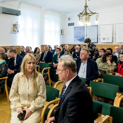 Zwycięzcy Nagród Marszałka Województwa Śląskiego za Wydarzenie Muzealne 2024 otrzymali nagrody z rąk Joanny Bojczuk. (wygenerowano przez AI)