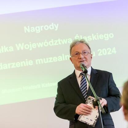 Na Święcie Muzealnictwa nagrody Marszałka Województwa Śląskiego za wydarzenie muzealne roku 2024 wręczono na podium. (wygenerowano przez AI)