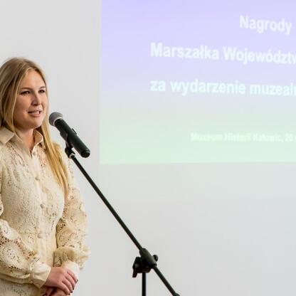 Joanna Bojczuk, Członkini Zarządu Województwa Śląskiego, przemawia na Święcie Muzealnictwa. (wygenerowano przez AI)