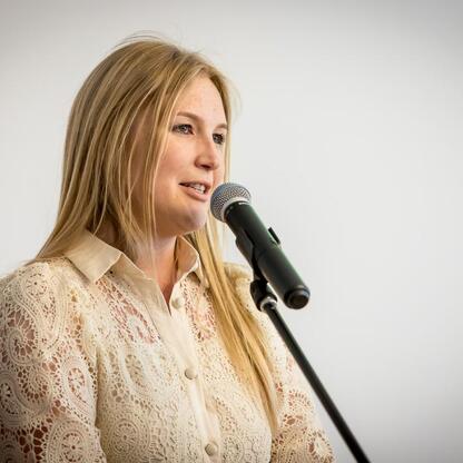 Joanna Bojczuk, Członkini Zarządu Województwa Śląskiego, przemawia na Święcie Muzealnictwa. (wygenerowano przez AI)