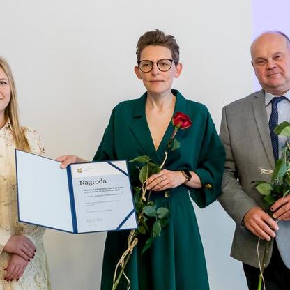 Joanna Bojczuk wręcza nagrody za najlepsze wydarzenia muzealne w Śląskim Voivodztwie w 2024 roku. (wygenerowano przez AI)