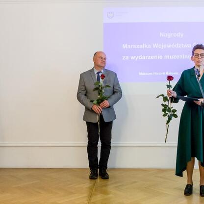 Joanna Bojczuk, Członkini Zarządu Województwa Śląskiego, wręcza nagrody za wydarzenia muzealne 2024 w Muzeum Historii Katowic. (wygenerowano przez AI)