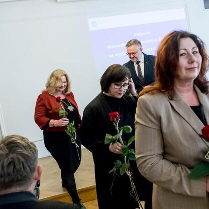 Joanna Bojczuk wręcza nagrody za wydarzenia muzealne w Śląskim Voivodztwie. (wygenerowano przez AI)