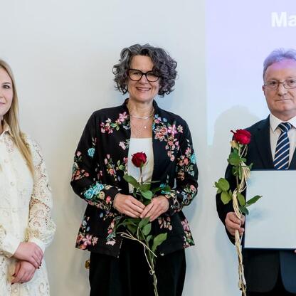 Joanna Bojczuk wręcza nagrody za wydarzenia muzealne w Śląskim Voivodztwie. (wygenerowano przez AI)