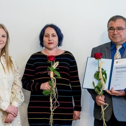 Joanna Bojczuk wręcza nagrody za wydarzenie muzealne Święto muzealnictwa w Śląskim Voivodztwie. (wygenerowano przez AI)