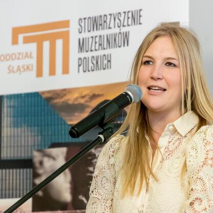 Joanna Bojczuk, Członkini Zarządu Województwa Śląskiego, przemawia na Święcie Muzealnictwa. (wygenerowano przez AI)