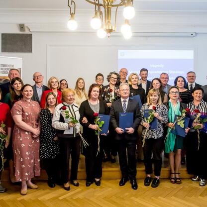 Członkinie Zarządu Województwa Śląskiego uczestniczą w uroczystości wręczenia Nagród Marszałka Województwa Śląskiego za Wydarzenie Muzealne roku 2024. (wygenerowano przez AI)