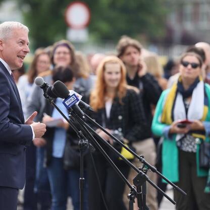 Marszałek Wojciech Saługa przemawia na konferencji prasowej o nowym Śląskim Interdyscyplinarnym Centrum Chemii. (wygenerowano przez AI)