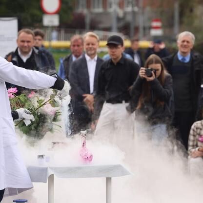Śląskie Interdyscyplinarne Centrum Chemii - symboliczna ceremonia wmurowania kamienia węgielnego. (wygenerowano przez AI)