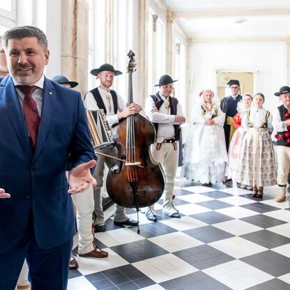 Widoczna scena z Tydzień Kultury Beskidzkiej w Sosnowcu, gdzie ludzie w tradycyjnych strojach folklorystycznych uczestniczą w koncercie muzycznym. (wygenerowano przez AI)