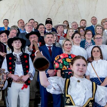Grupa ludzi w tradycyjnych strojach uczestniczy w Tydzień Kultury Beskidzkiej, organizowanym przez Sejmik Województwa Śląskiego. (wygenerowano przez AI)