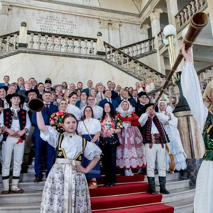 Zaproszenie na XV sesję Sejmiku Województwa Śląskiego podczas Tygodnia Kultury Beskidzkiej. Folklorystyczne występy w tradycyjnych strojach. (wygenerowano przez AI)