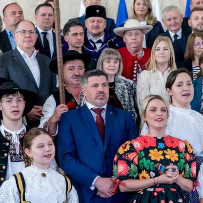 Zwiedzanie XV sesji Sejmiku Województwa Śląskiego, uczestnicy w tradycyjnych i nowoczesnych strojach uczcili Tydzień Kultury Beskidzkiej. (wygenerowano przez AI)