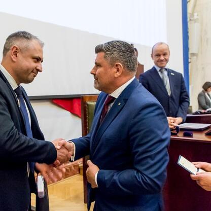 Grzegorz Boski, Wicemarszałek Województwa Śląskiego, podczas uroczystego spotkania w Sejmiku Województwa Śląskiego, podpisuje umowy o partnerstwie z prowincją Liaoning. (wygenerowano przez AI)