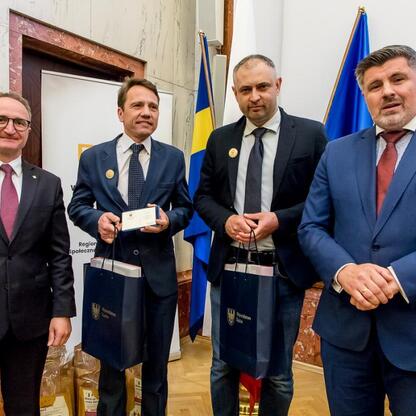Grzegorz Boski, wicemarszałek województwa śląskiego, odbiera nagrodę na Tydzień Kultury Beskidzkiej. (wygenerowano przez AI)